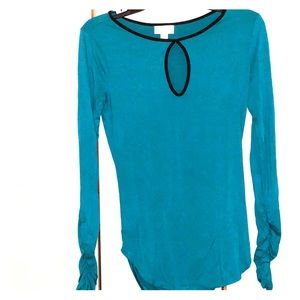 A Bisou Bisou fitted shirt.⭐️⭐️⭐️